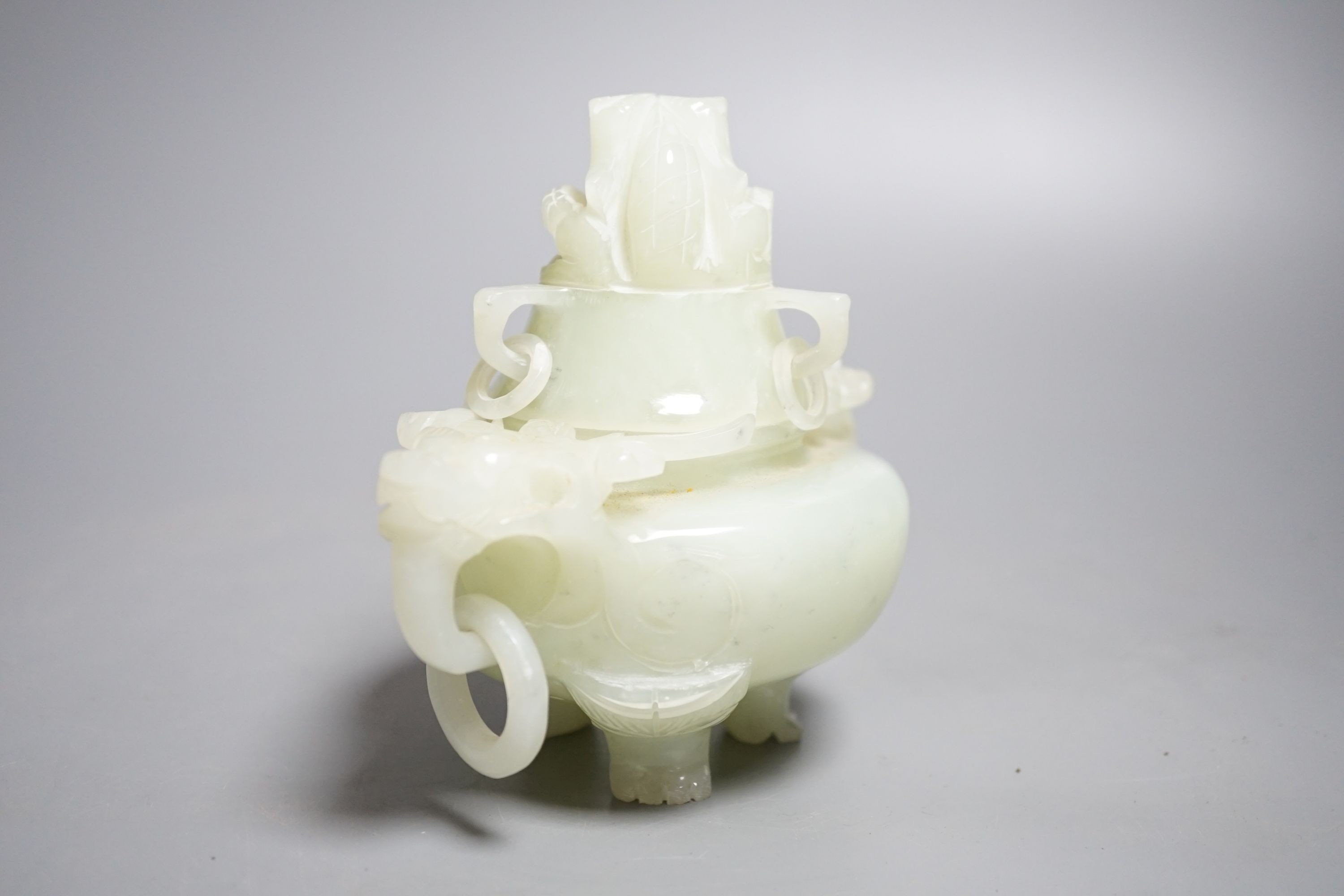 A Chinese bowenite jade censer and cover, overall height 12cm